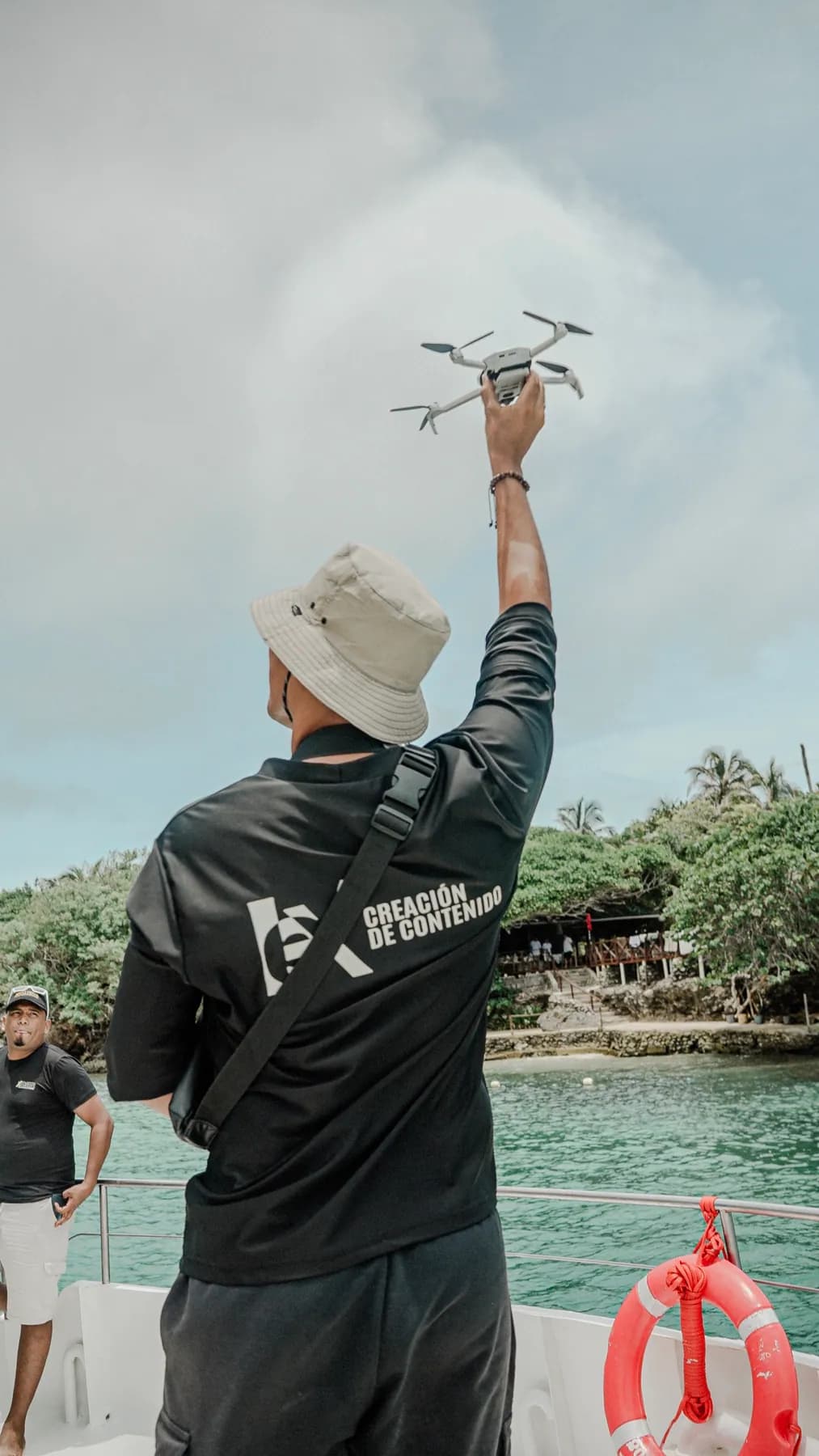 Equipo de contenido preparando un dron a bordo de Mavi Soul