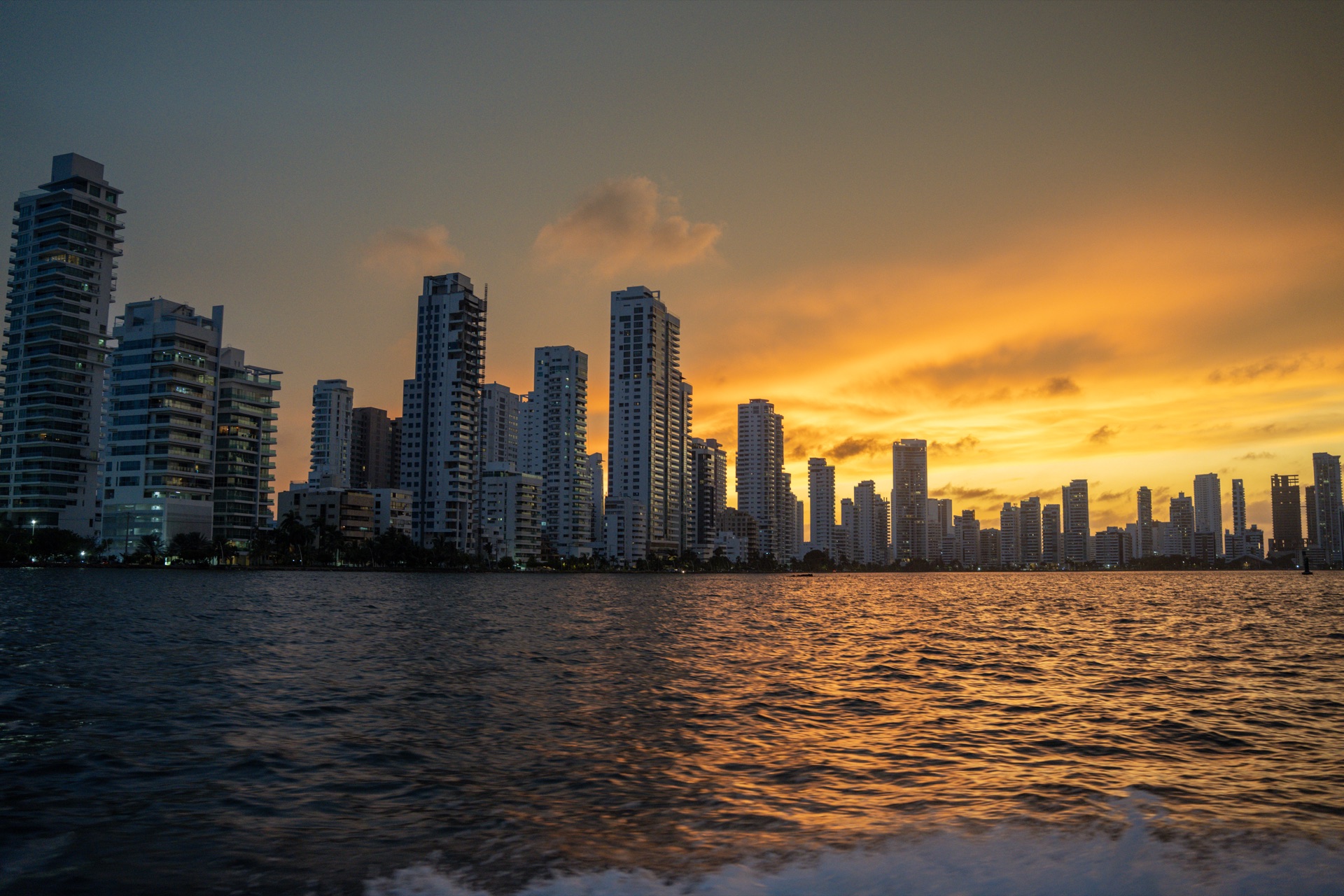 Perfil de Cartagena iluminado por el atardecer desde la bahía