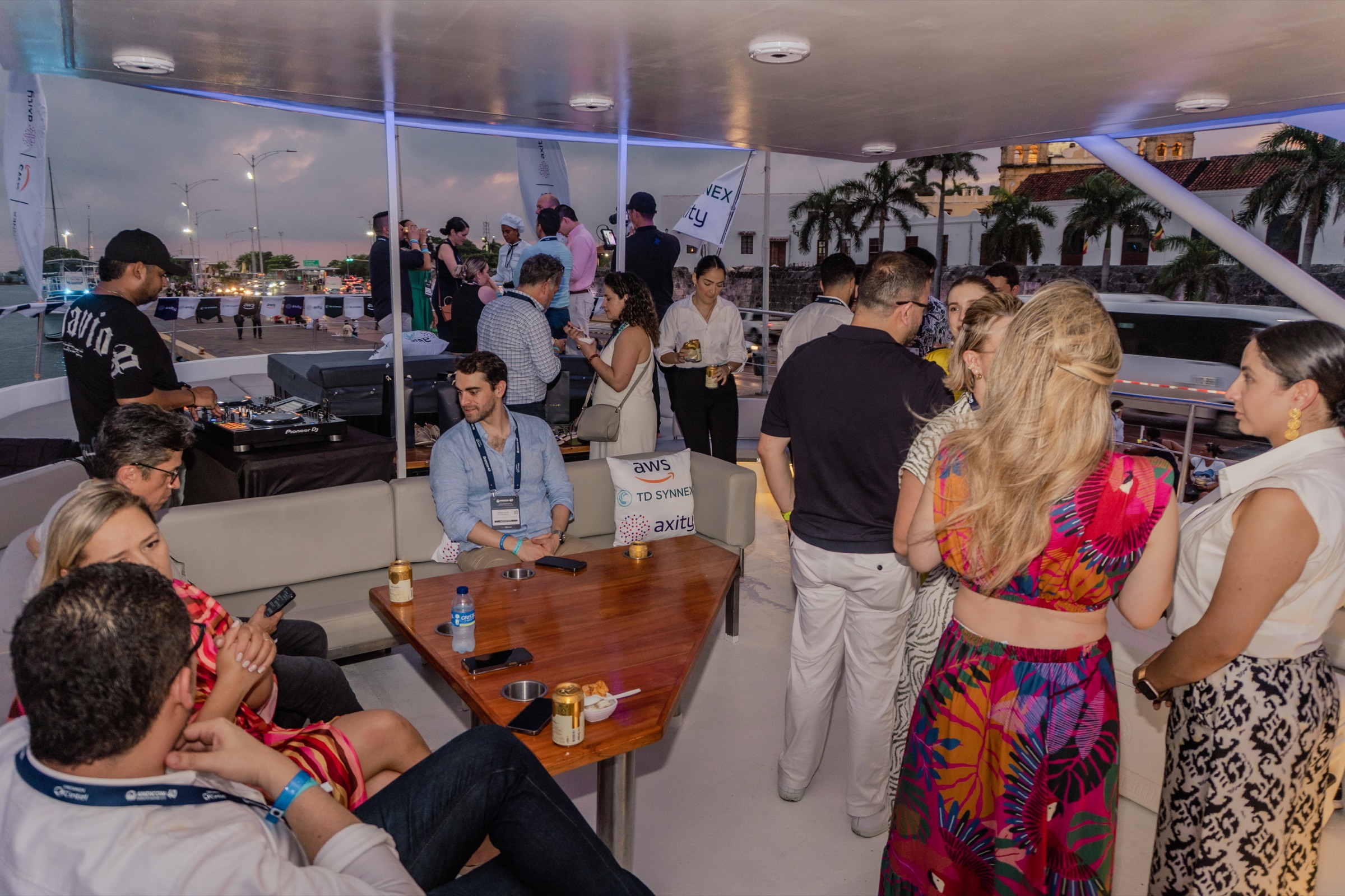 Invitados compartiendo durante un evento corporativo a bordo de Mavi Soul
