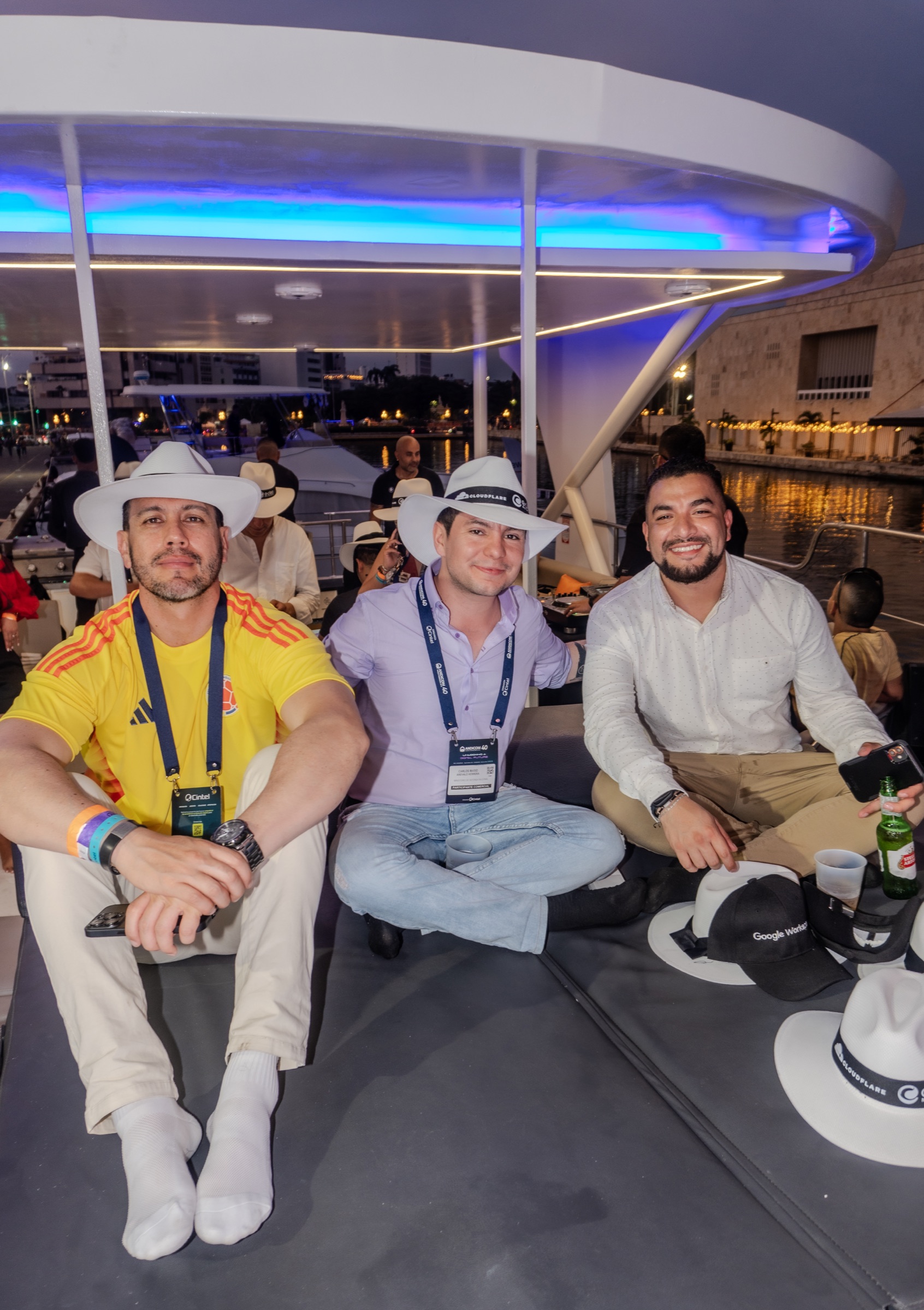 Invitados disfrutando la cubierta durante un evento corporativo