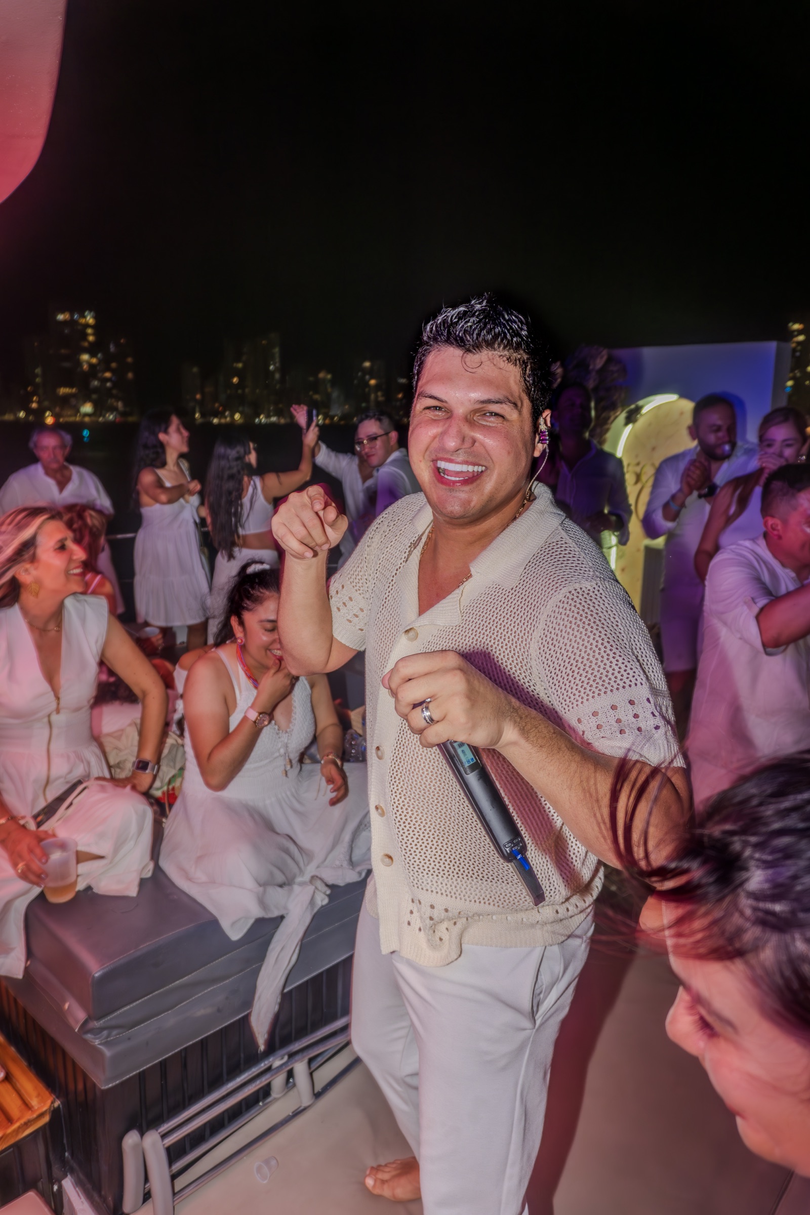 Artista celebrando con invitados durante una fiesta a bordo