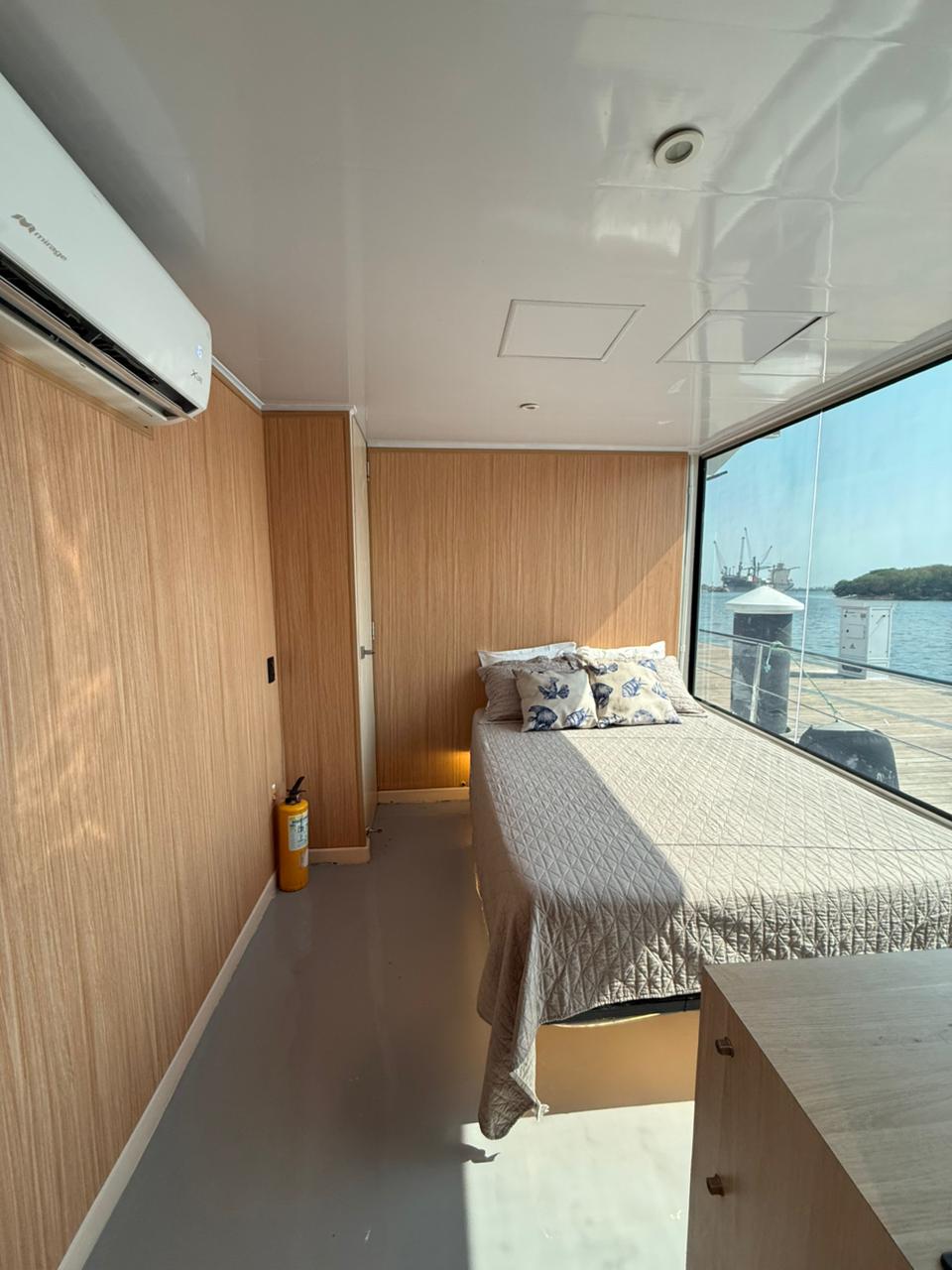Cabina privada de Mavi Soul con ventana al mar
