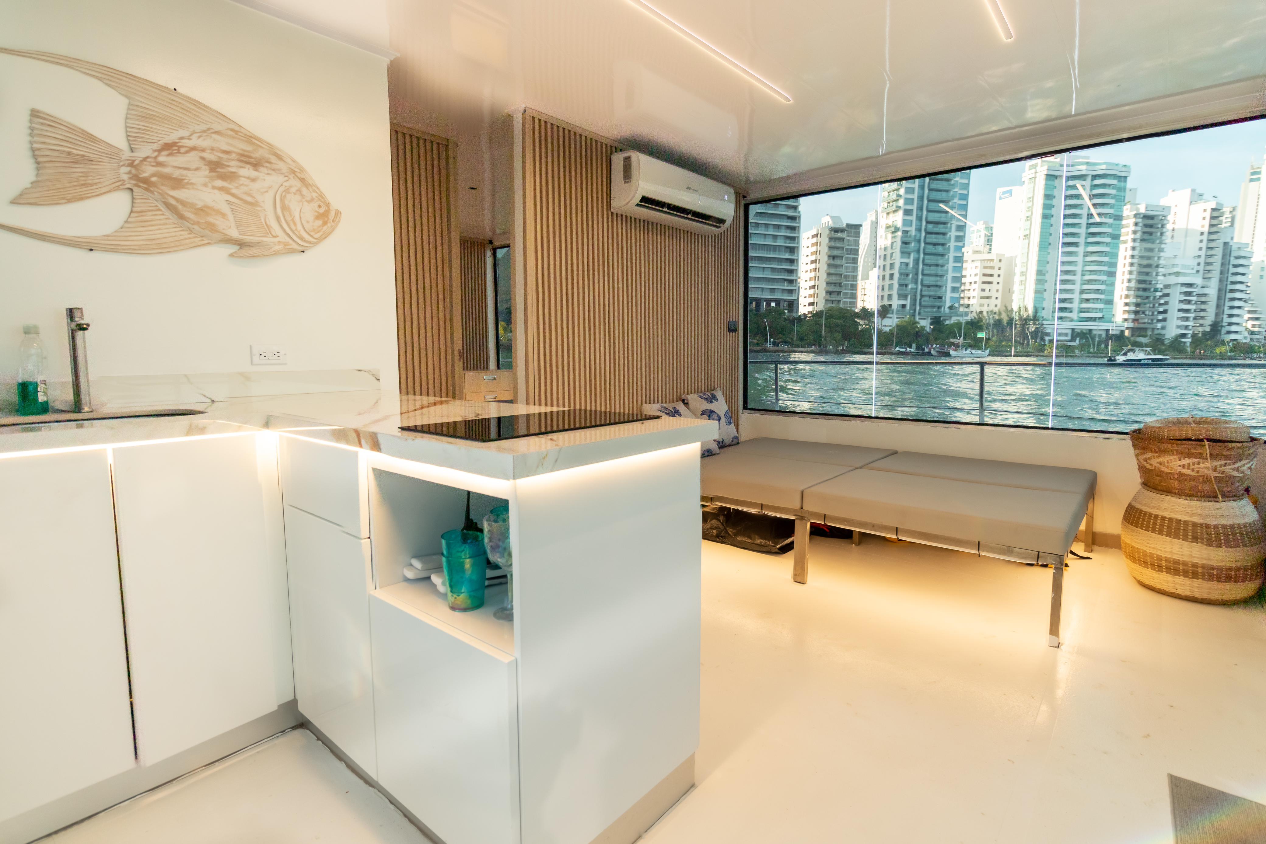 Salón de Mavi Soul con mobiliario de diseño y vista al mar