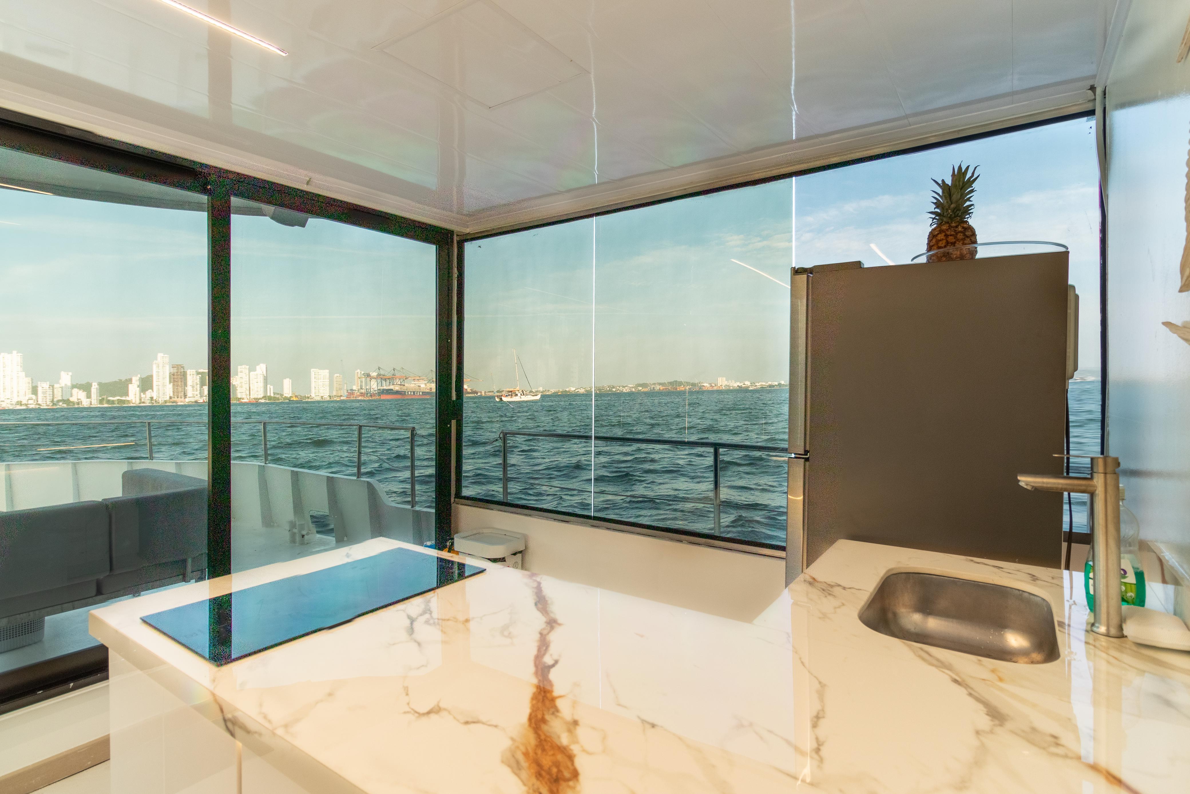 Cocina interior de Mavi Soul con vista a la bahía