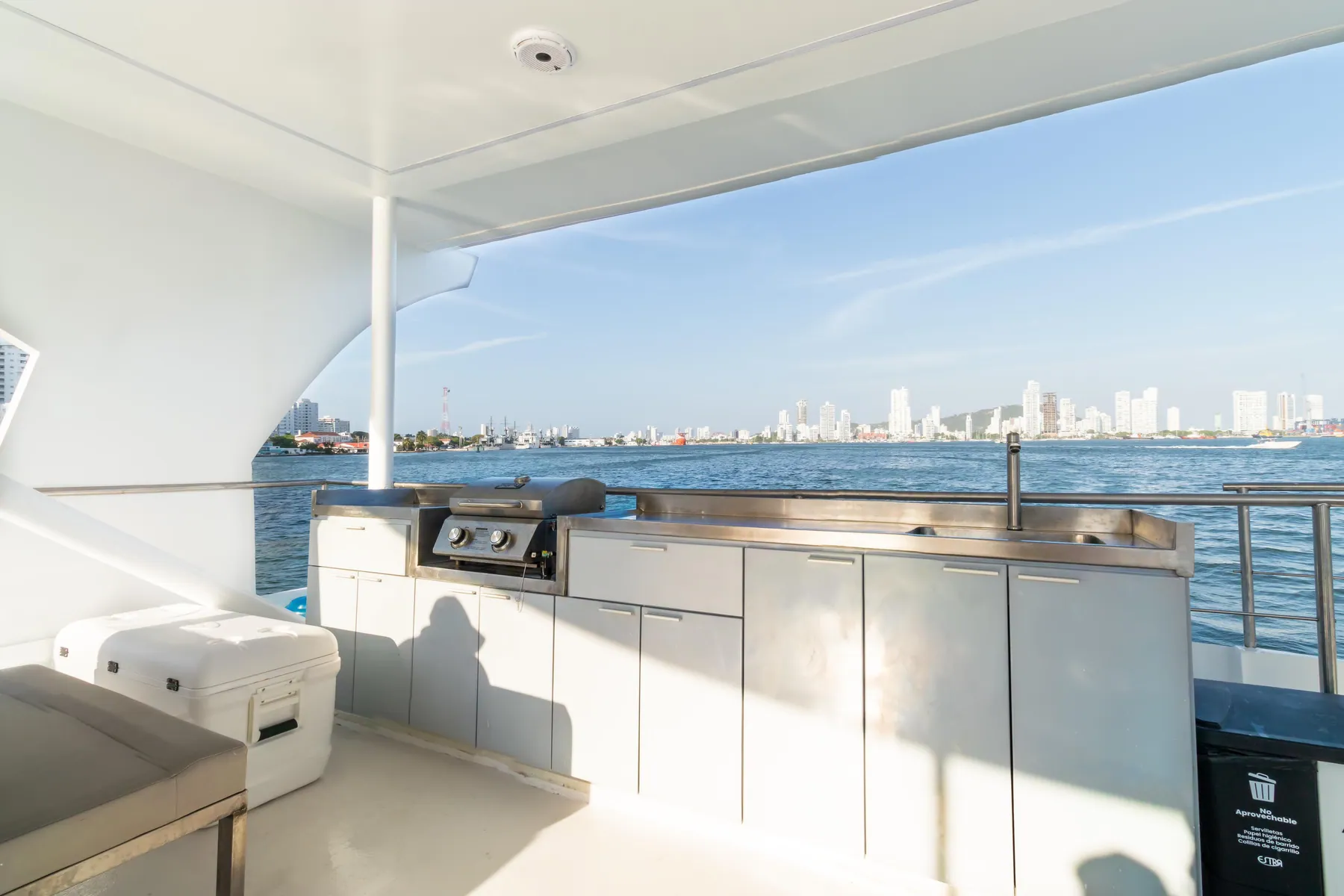 Equipped outdoor kitchen on the upper deck