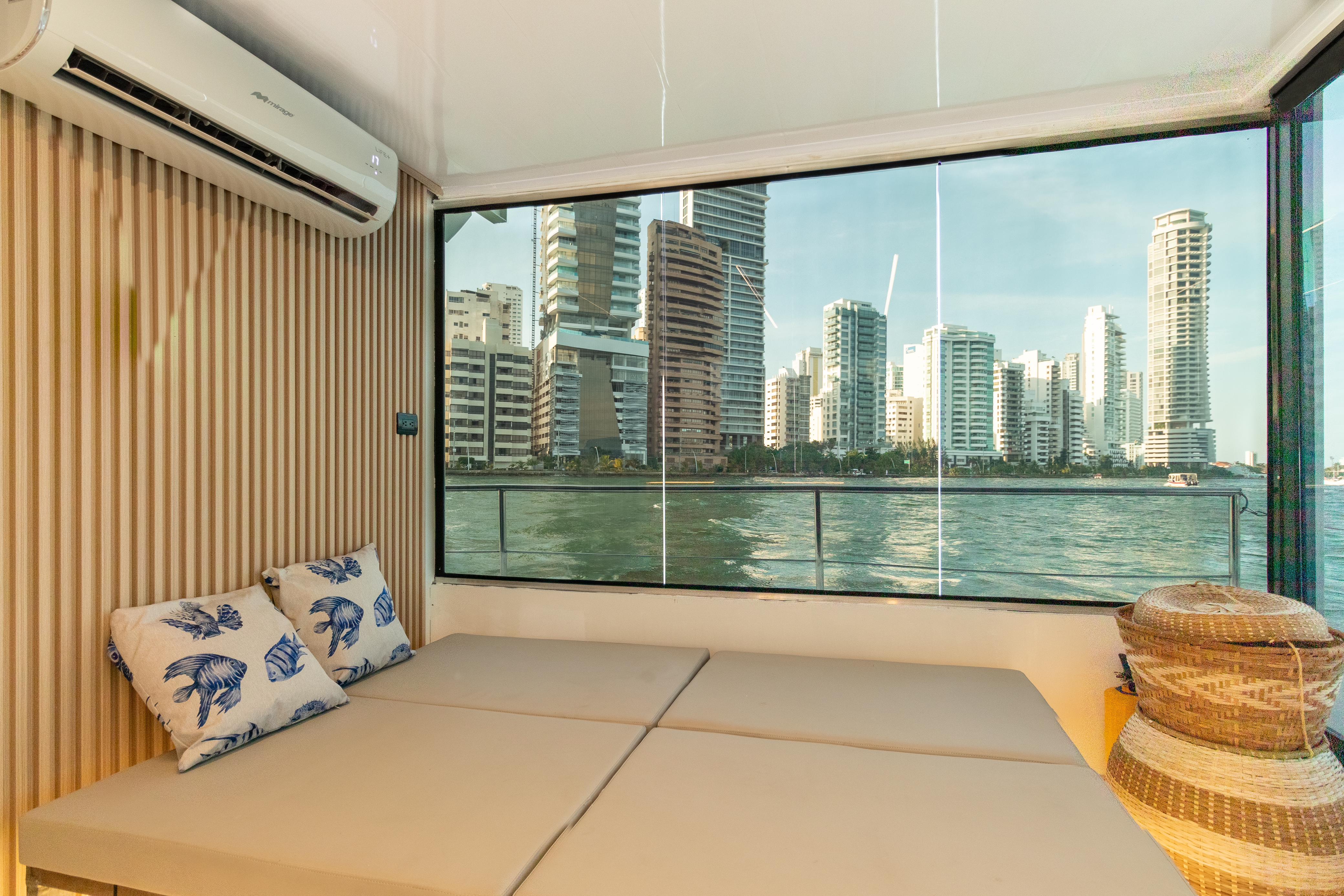 Salón panorámico de Mavi Soul con vista a Bocagrande