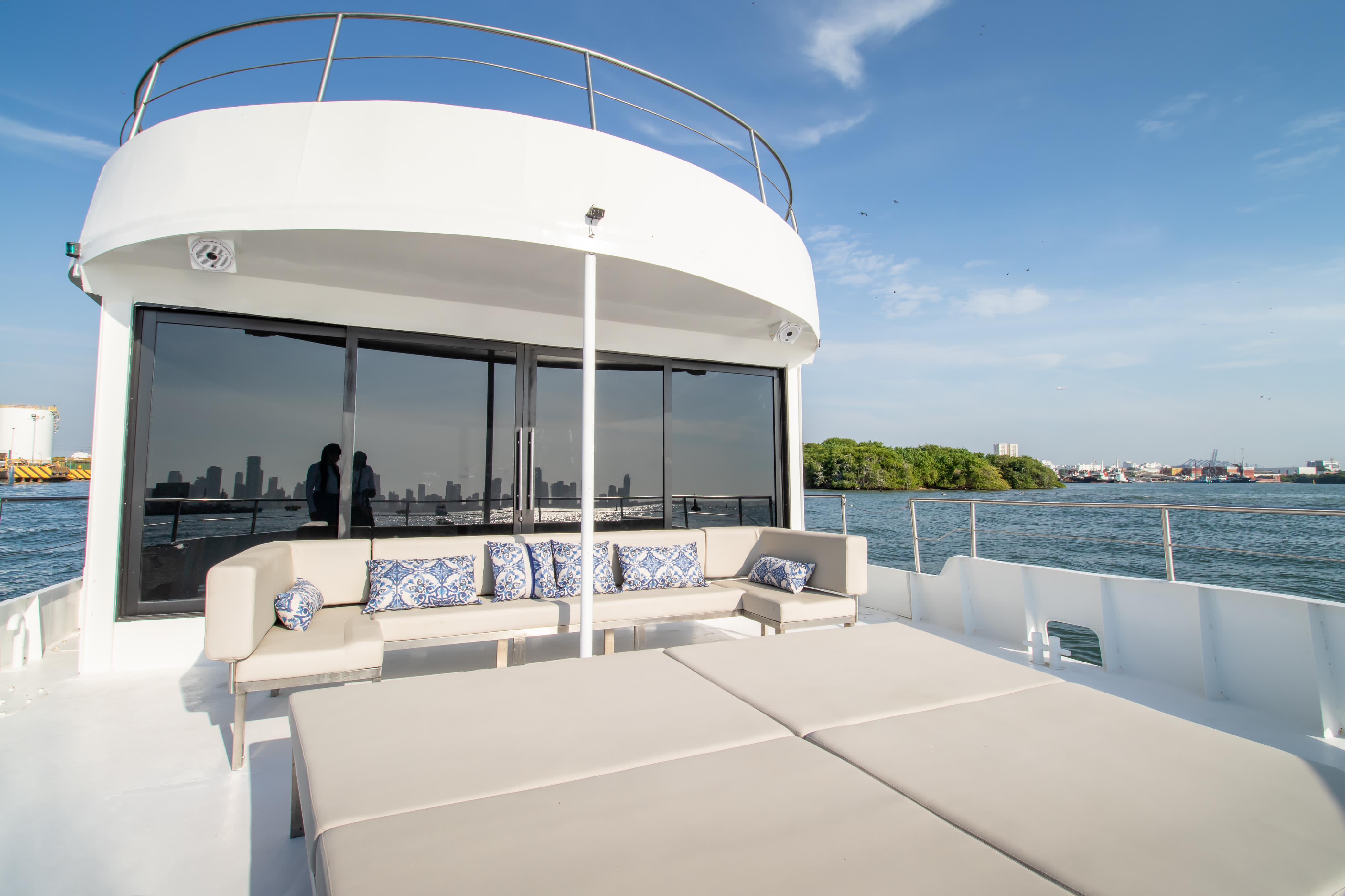 Jacuzzi de Mavi Soul con vista al skyline de Cartagena