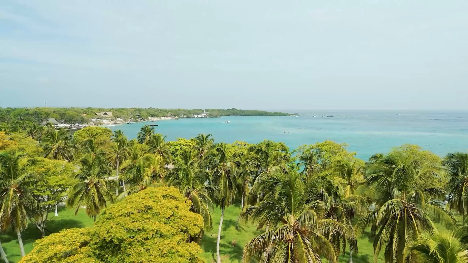 Vista aérea de islas del Caribe y una embarcación navegando cerca de Cartagena