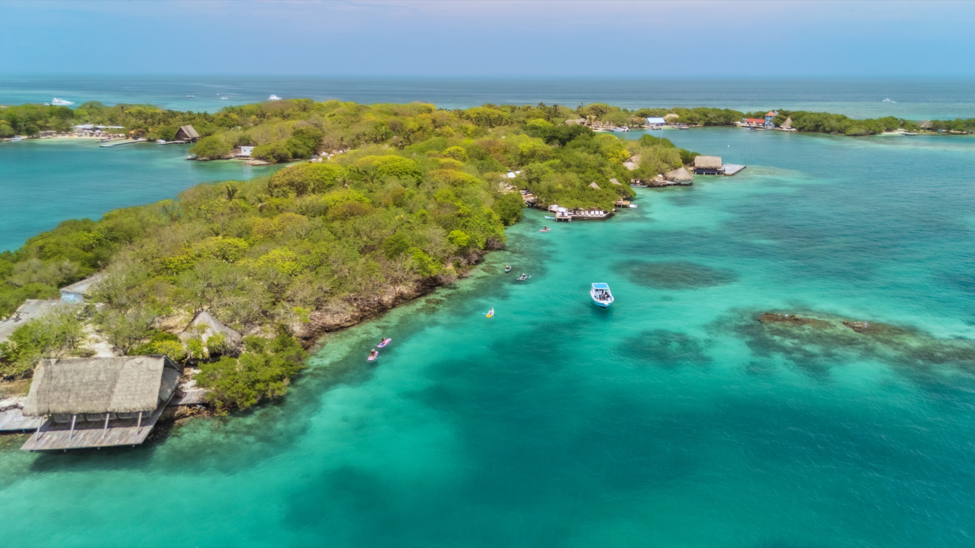 Vista aérea de las islas y aguas turquesas del Rosario