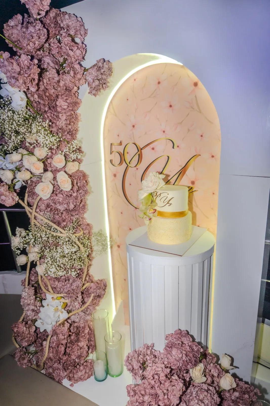 Floral arrangement and cake for a customized celebration onboard Mavi Soul