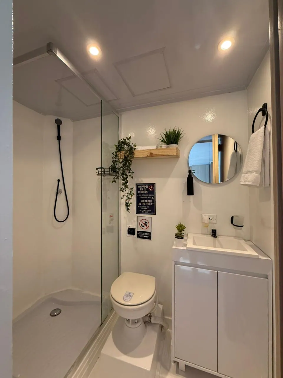 Full bathroom onboard Mavi Soul with a shower and washbasin