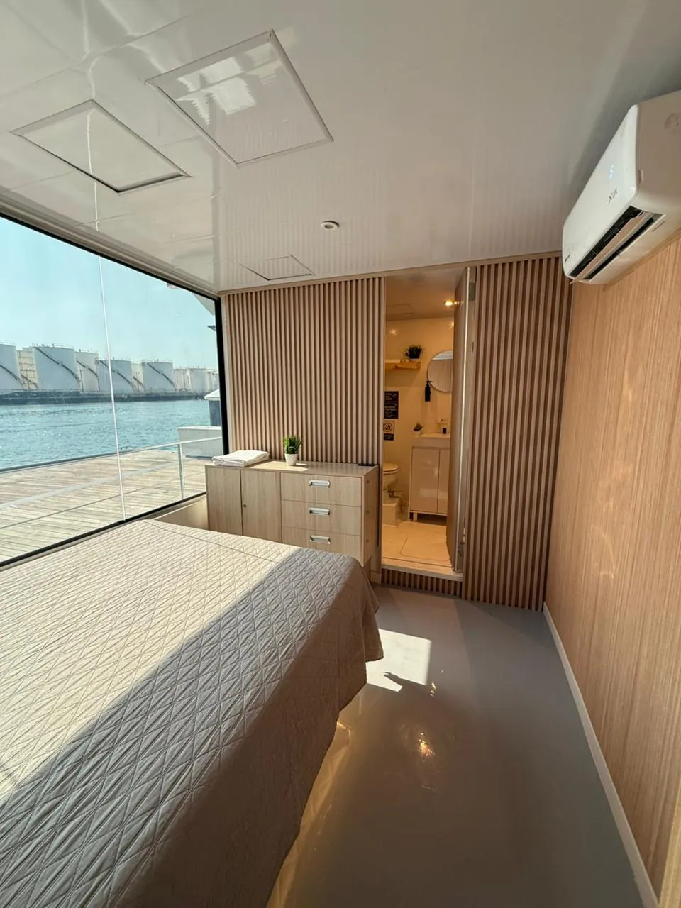 Spacious room onboard Mavi Soul with a bed and sea view