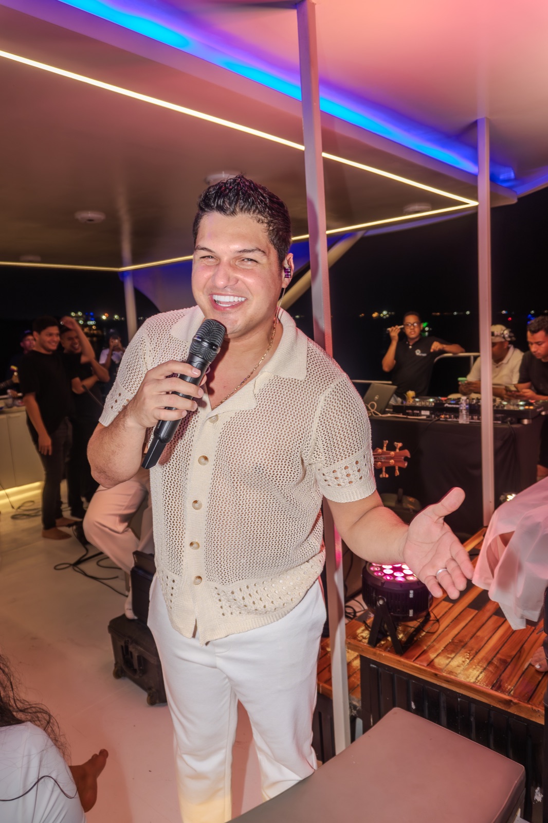 Elder Dayán cantando durante una presentación en MAVI