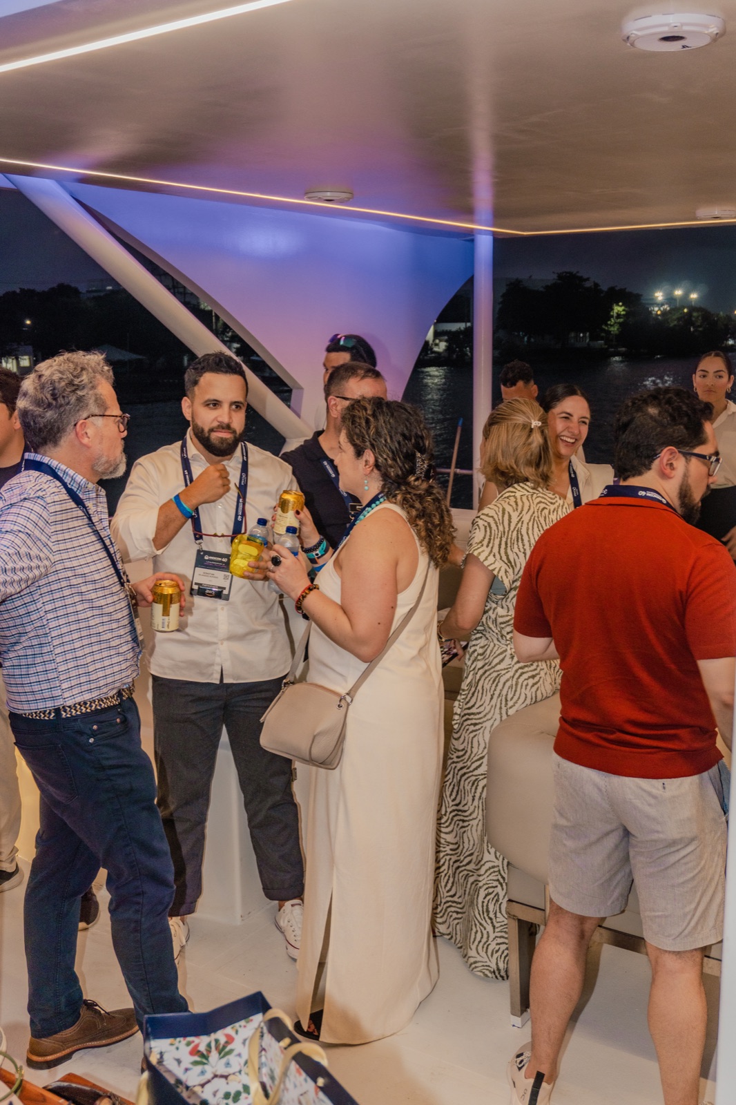 Invitados compartiendo durante un evento corporativo a bordo de MAVI