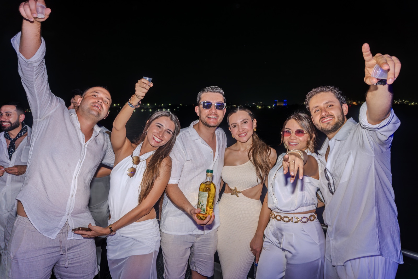 Grupo de amigos celebrando una noche a bordo de MAVI