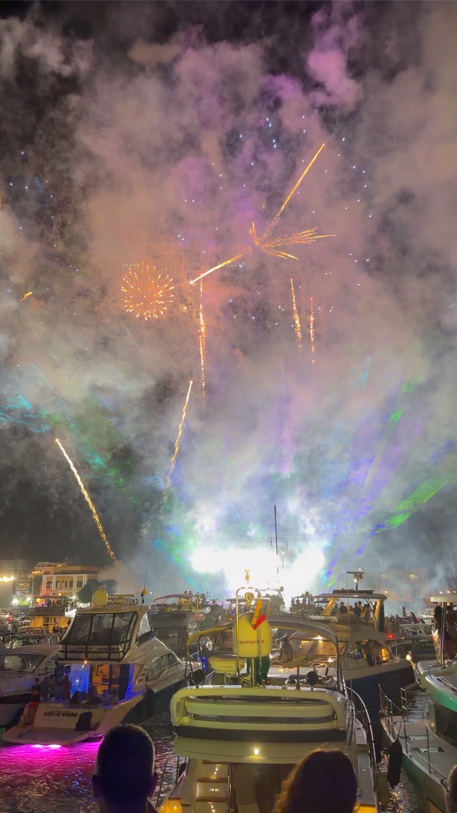 Fuegos artificiales durante una celebración nocturna en el mar