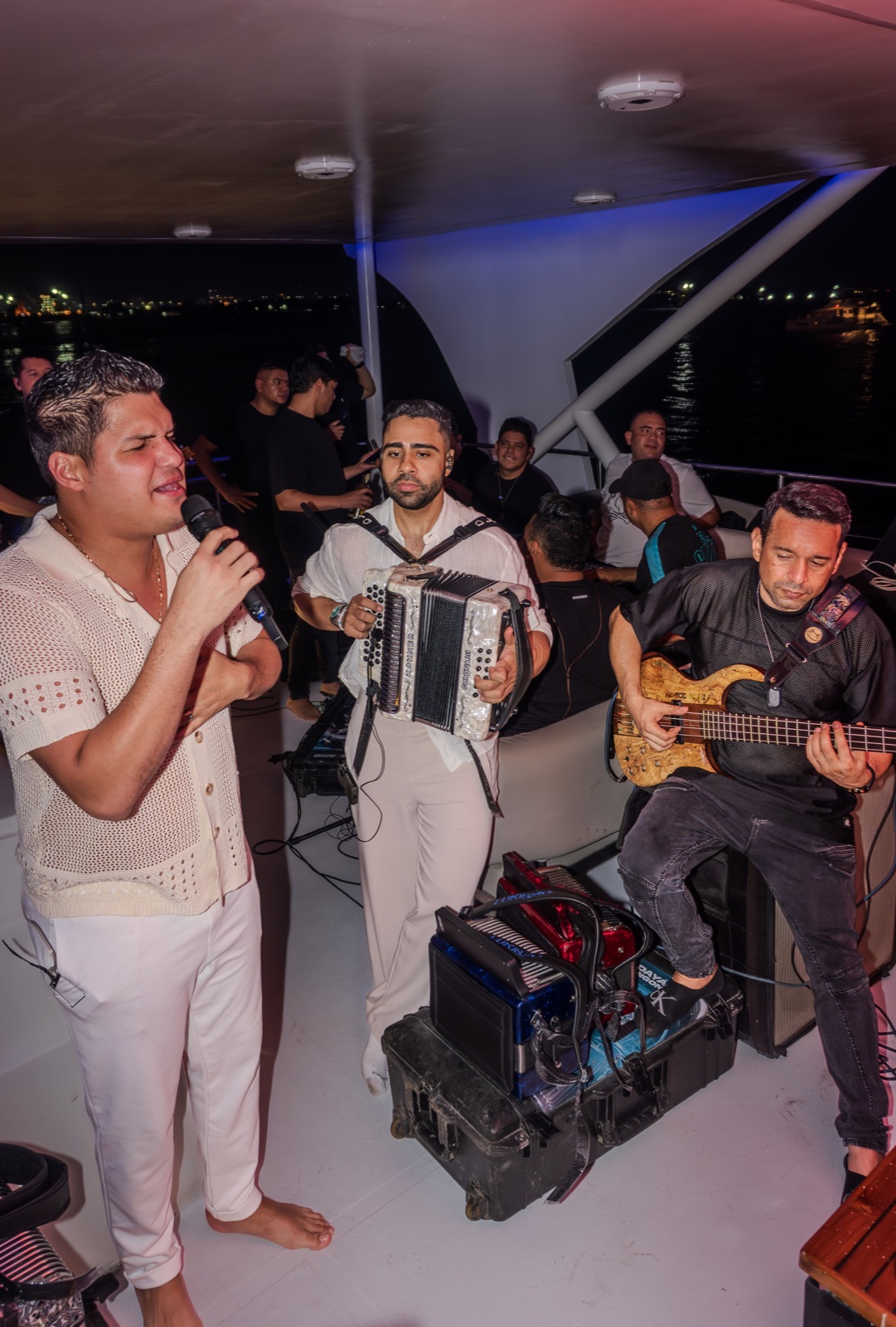Elder Dayán y músicos invitados durante una presentación a bordo de MAVI